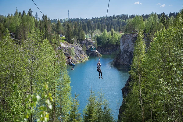 Tyrolienne-dans-les-grottes